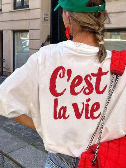T-shirt décontracté à manches courtes pour femmes avec l'impression cursive rouge "C'est La Vie", t-shirt graphique blanc ample, lavable en machine, convient pour un look décontracté, t-shirt pour femmes avec phrase française