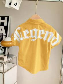 SHEIN قميص رجالي عصري مريح متعدد الاستخدامات بتصميم طباعة الأجنحة والحروف, مناسب للربيع/الصيف قطعة واحدة