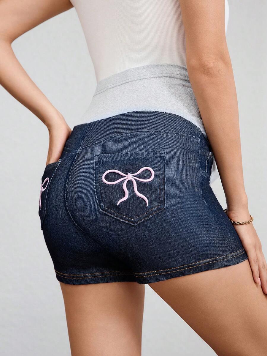 TrendSteals Pantalones cortos vaqueros de maternidad casuales con lazo bordado, contraste de color y cintura ajustable para el verano y festivales - Azul lavado oscuro - Ver 1