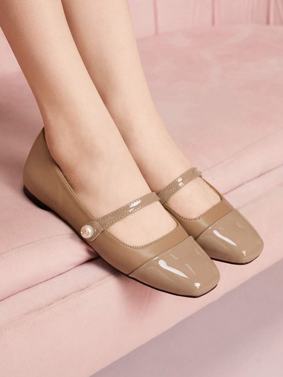 CUCCOO DOLLMOD 时尚杏色圆头仿珍珠装饰绑带芭蕾平底鞋，舒适通勤、聚会、购物、度假穿着 - 杏色 - 查看 1