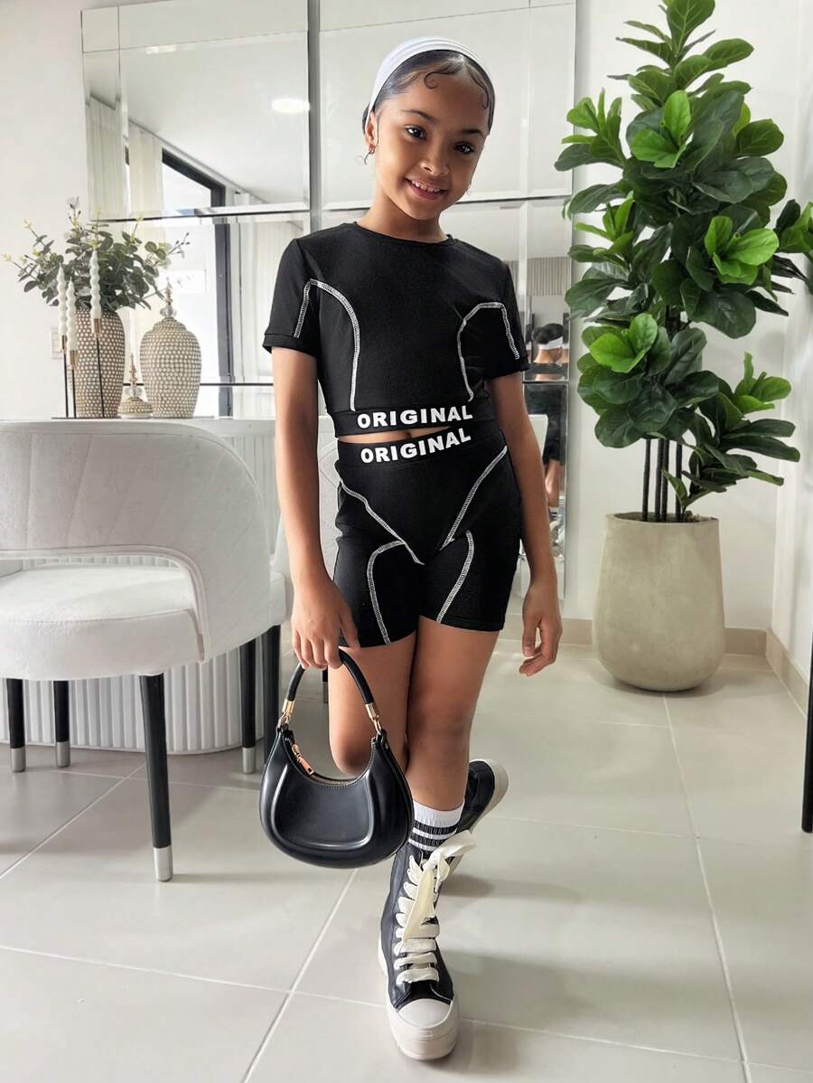 SHEIN Ensemble de 2 pièces de survêtement pour jeune fille incluant un Top en tricot à coutures contrastées col rond et un short avec imprimé lettrage à la taille - Noir - Voir 1