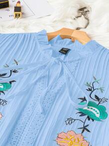 SHEIN LUNE Plus Size Floral Embroidered Sleeveless Casual Blouse - Blue - View 3