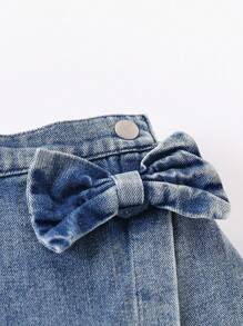 SHEIN Playful Pals 女孩休闲时尚蝴蝶结装饰，做旧洗水牛仔短裤，迷你裙设计，适合日常、外出、派对、拍照、春夏季 - 中等水洗藍 - 查看 6