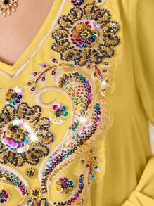 Al Najma V-ringad klänning med diamantpärlor, utsvängd ärm och diamantpärlor - Gul - Visa 4