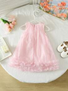 SHEIN Vestito a-line da bambina con volant, senza maniche, con decorazione 3D a fiore sulla tinta unita. La decorazione 3D a fiore aggiunge profondità e sofisticatezza. Il bordo arricciato e la silhouette a-line si combinano perfettamente, adatto per uscite, abbigliamento casual da casa e occasioni di festa, permettendo alla vostra piccola principessa di brillare in qualsiasi contesto!
