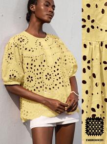 Aveloria Modichic Swobodna, elegancka, luźna, świąteczna koszula z okrągłym dekoltem i bufiastymi rękawami, z krótkim rękawem, z jednym otworem na ramię, z bogatymi zdobieniami haftowanymi, z wydrążonym materiałem - Żółty - Zobacz 1