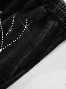 ROMWE MEN Street Life Quần short nam mùa hè phong cách đường phố Mỹ thiết kế mới với trang trí đá lấp lánh nhiều màu sắc, có họa tiết rải rác đá quý nhỏ lấp lánh, kim cương và kim sa màu xanh lá cây, xanh lam, đỏ và vàng, mang đến cho vải trơn vẻ ngoài lấp lánh và hấp dẫn về mặt thị giác, phong cách tươi mới và đơn giản làm nổi bật các chi tiết của quần short - màu đen - Xem 4