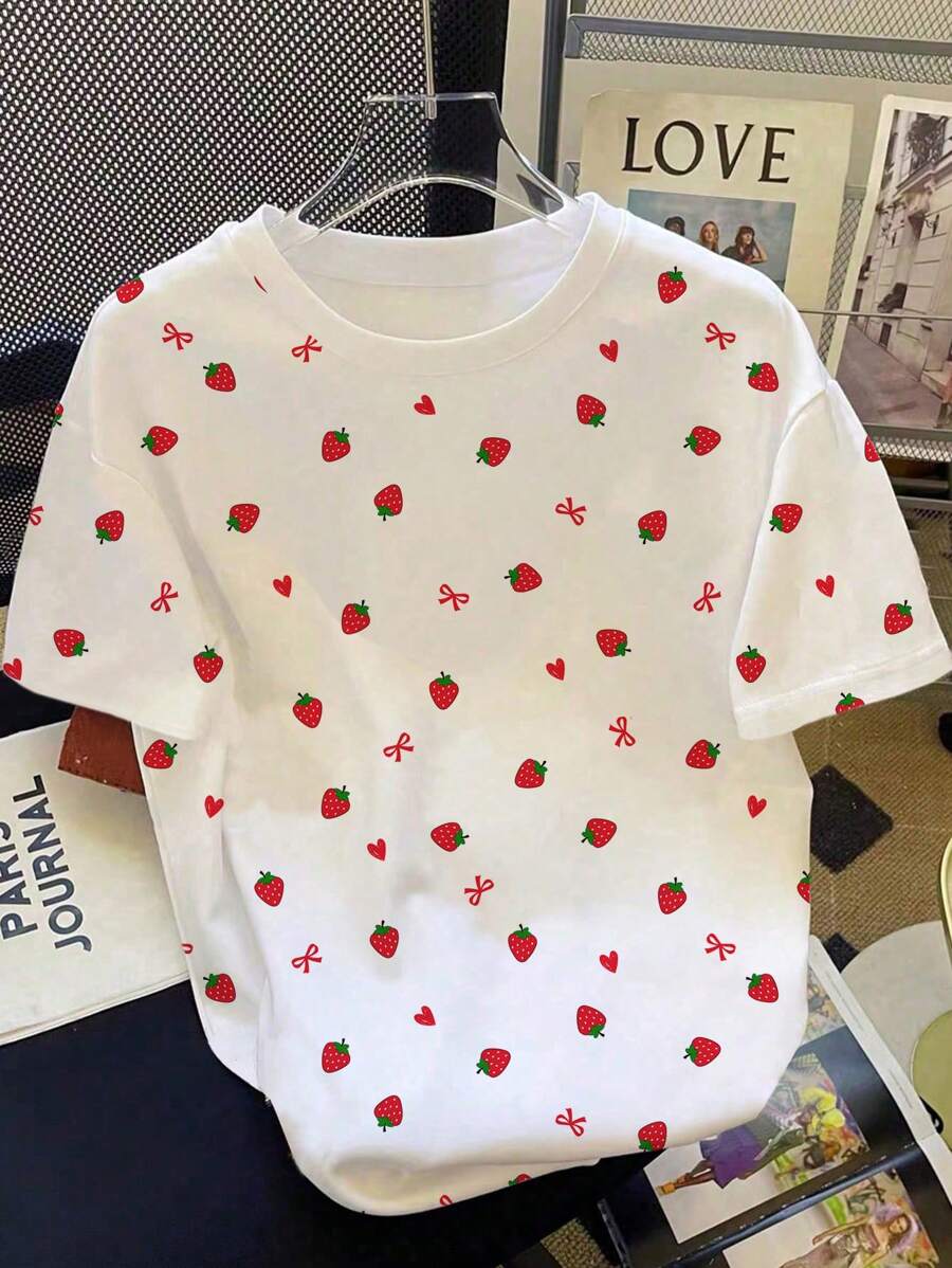 SHEIN EZwear Camiseta feminina casual minimalista com estampa gráfica de laço de morango e gola redonda, manga curta e folgada, adequada para férias, festivais de música, viagens de meninas