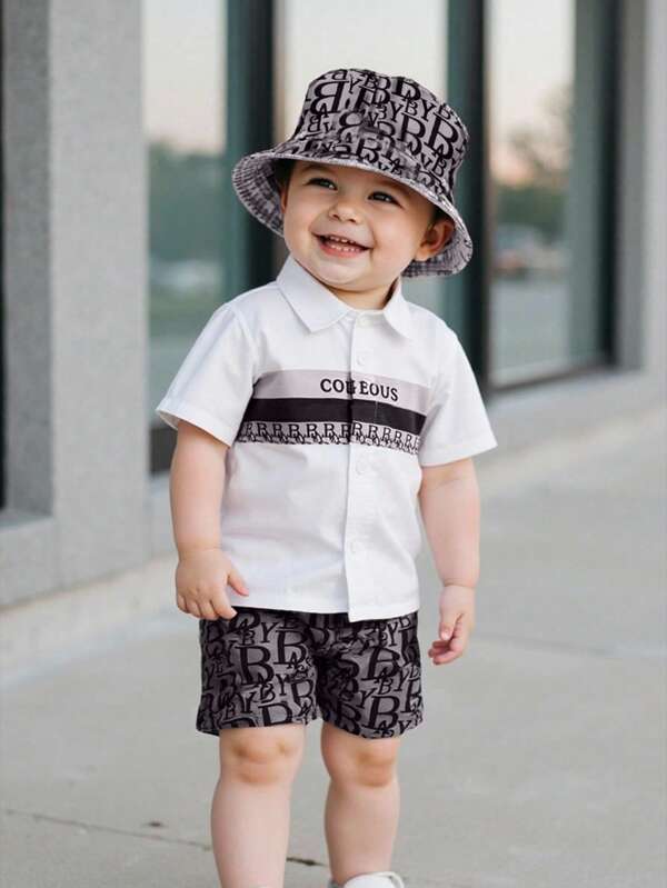 SHEIN Set de 3 piezas para niños pequeños que incluye: Sombrero tejido, camisa de manga corta con cuello de contraste y pantalones cortos con cintura elástica y estampado de letras. Adecuado para salidas de verano, escuela, casual, vacaciones, deportes, fiesta, primavera/verano, de 6 meses a 3 años. Ropa para niños/bebés, gorros de bebé, camisetas de niños pequeños, tops para bebés, pantalones cortos para niños pequeños