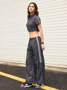 Streetz SHEIN Sport Conjunto de ropa deportiva para mujer compuesto por una blusa de manga corta con cremallera y ribete contrastante, y pantalones largos con rayas laterales