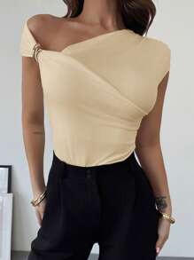 Firerie 新款不对称交叉肩金属细节装饰收腰荷叶边白色紧身连体衣，优雅适合日常通勤，春夏季