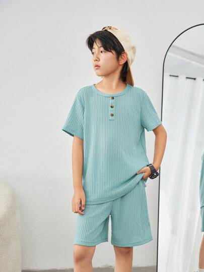 SHEIN 青少年男生短袖鈕扣休閒T恤和短褲套裝，適用於家居或休閒穿著