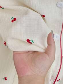 SHEIN 柔软触感口袋睡衣套装，翻领设计和樱桃图案，是放松身心的完美选择 樱桃睡衣套装 两件套睡衣套装 樱桃印花睡衣套装 樱桃睡衣套装 女士睡衣套装 - 彩色 - 查看 7