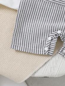 SHEIN Bộ 2 món áo sơ sinh cổ tròn tay ngắn có nút bấm phía trước màu trắng & quần yếm trùm đầu thêu sọc tai, thời trang dễ thương cho gia đình, trang phục hàng ngày, hoạt động ngoài trời - Nhiều màu - Xem 5