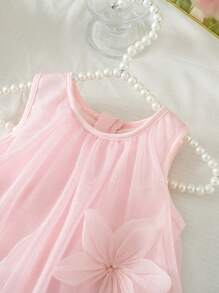 SHEIN Vestito a-line da bambina con volant, senza maniche, con decorazione 3D a fiore sulla tinta unita. La decorazione 3D a fiore aggiunge profondità e sofisticatezza. Il bordo arricciato e la silhouette a-line si combinano perfettamente, adatto per uscite, abbigliamento casual da casa e occasioni di festa, permettendo alla vostra piccola principessa di brillare in qualsiasi contesto!