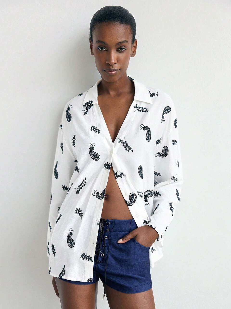 SHEIN Maija アイボリーフリンジペンダント装飾スタンドカラールーズドレス、ボヘミアンシックなスプリングサマースタイル、快適なオーバーサイズ前開きバットウィングスリーブAラインミニドレス