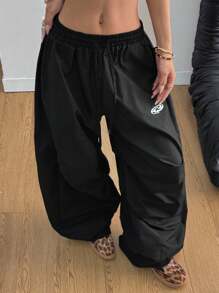 Coolane 女士和男士夏季节日情侣同款复古运动服刺绣图案格子 Corta Vento 纹理宽松降落伞弯刀裤 - 黑色 - 查看 4