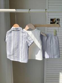 SHEIN 3er-Set Baby Jungen/-mädchen in Blau für Frühling/Sommer - Polokragen Kurzarm-Strickjacke kombiniert mit Trägertop und Shorts mit Gummizug, strukturierter Stoff geeignet für Lässig, Reisen, Urlaub