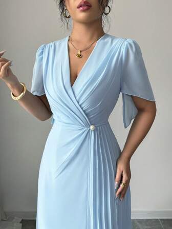 Rafferiza Enfärgad chiffongklänning med elegant plisserad midja och åtsittande midja