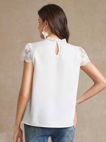 Amorya 撞色蕾丝镂空领口扇形花边褶皱细节衬衫，短袖上衣，白色夏季款 - 白色 - 查看 3