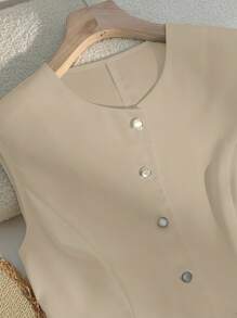 Franclia Sleeveless Single-Breasted Cinched Waist Faux Pocket Women Shirt, Fashionable & Versatile Daily Wear