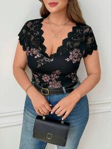 Reflora Camisa T de Mulheres Plus Size com Estampa Floral Elegante, Recorte de Renda, Estilo Vintage, 4 de Julho, Mulheres Profissionais, Férias, Top Preto, Feriado, Escritório para Mulheres, Top para Sair - Multicolorido - Visão 1