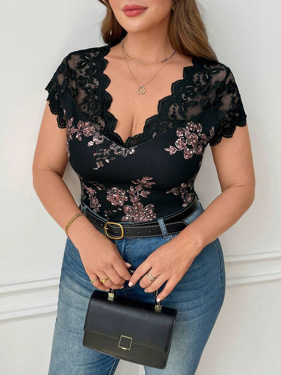 Reflora Camisa T de Mulheres Plus Size com Estampa Floral Elegante, Recorte de Renda, Estilo Vintage, 4 de Julho, Mulheres Profissionais, Férias, Top Preto, Feriado, Escritório para Mulheres, Top para Sair - Multicolorido - Visão 1
