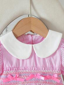 Souflis Souflis 女婴夏季可爱经典针织条纹连衣裙，白色彼得潘领拼色，正面褶皱设计，精致 3D 蝴蝶结装饰，适合休闲、度假、户外穿着 - 粉色 - 查看 6