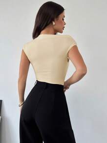 Firerie 新款不对称交叉肩金属细节装饰收腰荷叶边白色紧身连体衣，优雅适合日常通勤，春夏季