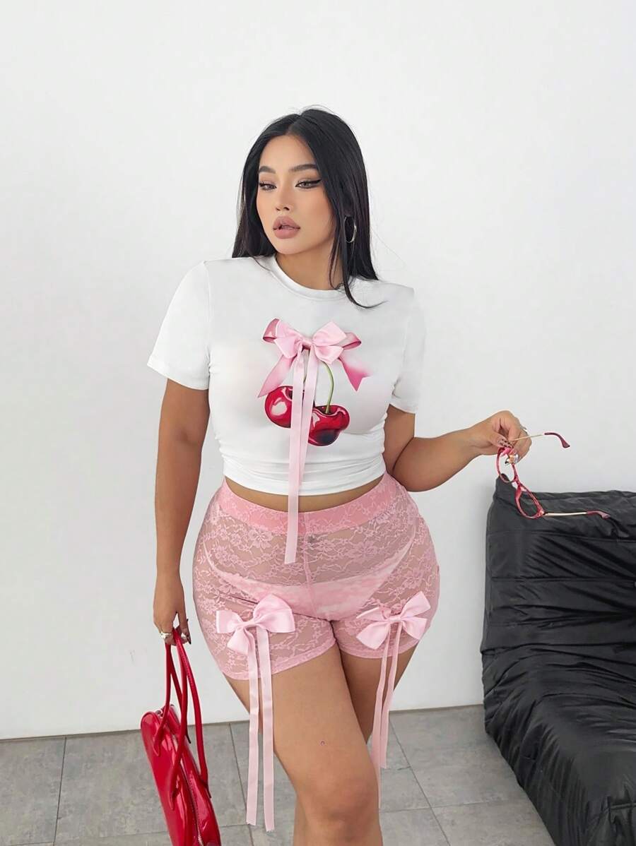Flirla Conjunto de 2 peças plus size para festival de música primavera/verão 2025 Y2K, roupa sexy casual e fofa: camiseta branca com gola redonda, manga curta, justa, laço de renda, estampa de cereja + shorts curtos de cintura alta com laço de renda e decoração de borla - Multicolorido - Ver 1