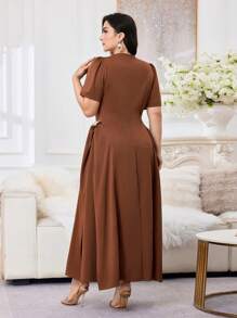 Modelyn فستان أنيق باللون الأحادي مناسب للمقاسات الكبيرة منسدل في الخصر لفصل الصيف - بني - مشاهدة 3