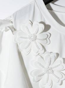 SHEIN Clasi Camisa T Casual de Manga Curta com Decote Redondo, Babado na Barra, Decoração de Pérola e Flor para Mulheres Plus Size, Camiseta com Enfeite Floral 3D para Concertos, Encontros Elegantes, Escritório, Férias, Verão, Festas, Sair - Branco - Visão 4