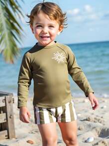 SHEIN 2 件套年轻男童时尚休闲泳装，条纹泳裤 + 纯色上衣，适合游泳、海滩度假 - 橄欖綠 - 查看 3