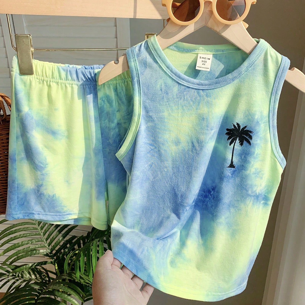 Conjunto de 2 piezas para niños con camiseta sin mangas con estampado de árbol de coco y pantalones cortos holgados en estilo tie-dye, adecuado para