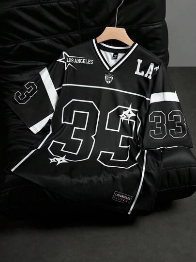 Aesthetic Post Camiseta de manga corta y cuello en V holgada con diseño de impresión digital del número 33 y la letra "Los Ángeles" en estilo de academia callejera para hombres. Esta camiseta presenta un diseño de bloques de color negro y blanco, un logotipo con insignia y elementos de estrella, lo que la hace adecuada para usar en todas las estaciones. Encarna la estética del rock callejero y es perfecta para festivales de música y uso diario, convirtiéndola en un excelente regalo para novios o esposos.