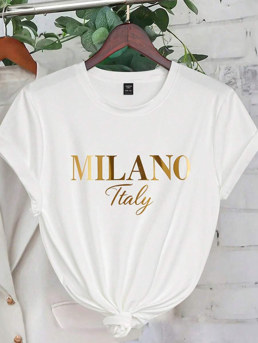 SHEIN CURVE+ Camiseta de mujer de talla grande con gráfico en letras doradas mayúsculas "MILANO Italia", top de estilo minimalista de verano