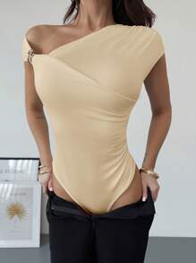 Firerie 新款不对称交叉肩金属细节装饰收腰荷叶边白色紧身连体衣，优雅适合日常通勤，春夏季