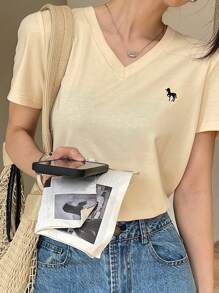 DAZY 女士V领刺绣都市休闲短袖T恤 - 黃色 - 查看 3