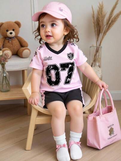 SHEIN 2 件女婴夏季服装，包括带有数字印花的甜美粉色短袖上衣和配套的黑色短裤，轻盈的设计展现青春活力，适合日常外出、海滩度假、与朋友聚会、派对和休闲家居服，百搭时尚外观。