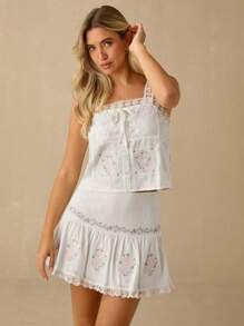 Enchnt 春夏浪漫女式白色花卉刺绣前系带单排扣蕾丝拼接吊带背心，休闲舒适，适合生日、节日派对、甜蜜约会、日常通勤、度假、婚礼季节必备、夏季百搭、音乐会