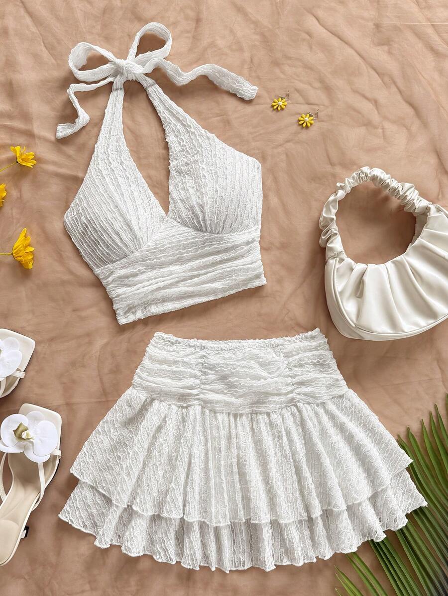 Soleia Bộ đồ đi nghỉ cho nữ: Áo hở vai cổ yếm họa tiết màu be không tay và chân váy mini xếp nếp hai lớp - trắng - Xem 1