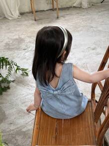 SHEIN Vintaside Kids Babygirl 夏季时尚可爱大蝴蝶结水洗牛仔连衣裙，适合旅行、度假、海滩玩耍或家庭聚会等日常穿着 - 淺藍色 - 查看 1