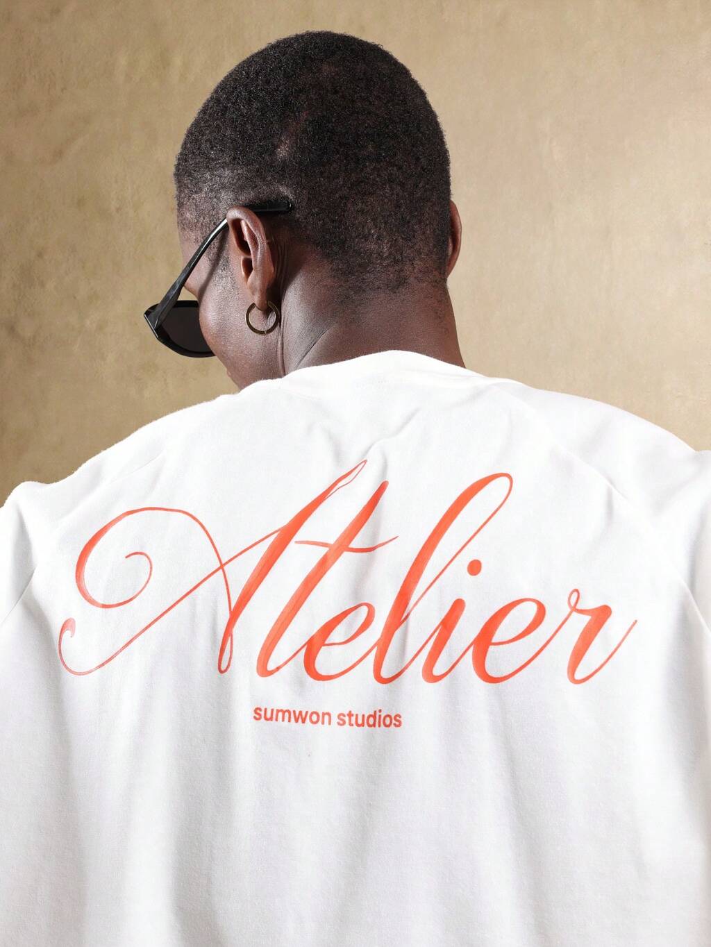 Canotta corta oversize con bordo grezzo della collezione Atelier