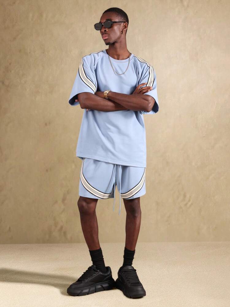 Conjunto de camiseta masculina listrada com detalhes de streetwear