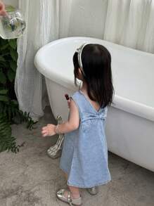 SHEIN Vintaside Kids Babygirl 夏季时尚可爱大蝴蝶结水洗牛仔连衣裙，适合旅行、度假、海滩玩耍或家庭聚会等日常穿着 - 淺藍色 - 查看 4