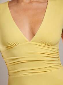 Silquee 女式深V领荷叶边高开衩无袖黄色连衣裙