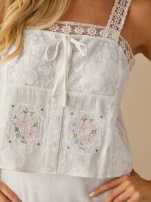 Enchnt 春夏浪漫女式白色花卉刺绣前系带单排扣蕾丝拼接吊带背心，休闲舒适，适合生日、节日派对、甜蜜约会、日常通勤、度假、婚礼季节必备、夏季百搭、音乐会