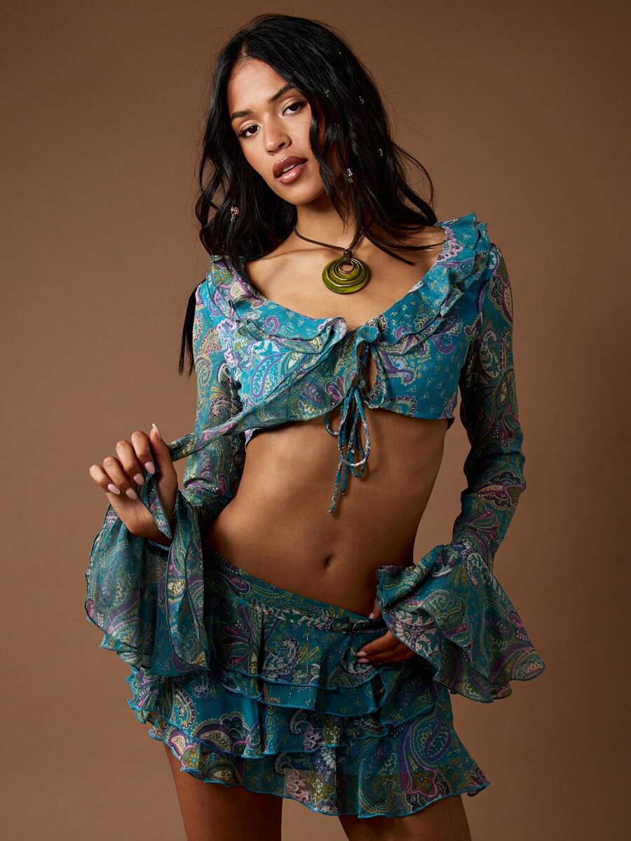 MISSGUIDED 佩斯利印花长袖短款衬衫波西米亚风节日喇叭袖荷叶边细节度假沙滩装夏季春季系带上衣沙滩罩衫 - 藍色 - 查看 1