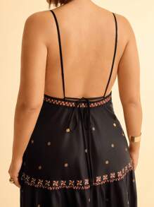 CAJUNI 波西米亚风热带花卉印花无袖露背系带多层黑色超长连衣裙，适合大码女式