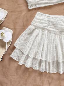 Soleia Bộ đồ đi nghỉ cho nữ: Áo hở vai cổ yếm họa tiết màu be không tay và chân váy mini xếp nếp hai lớp - trắng - Xem 4